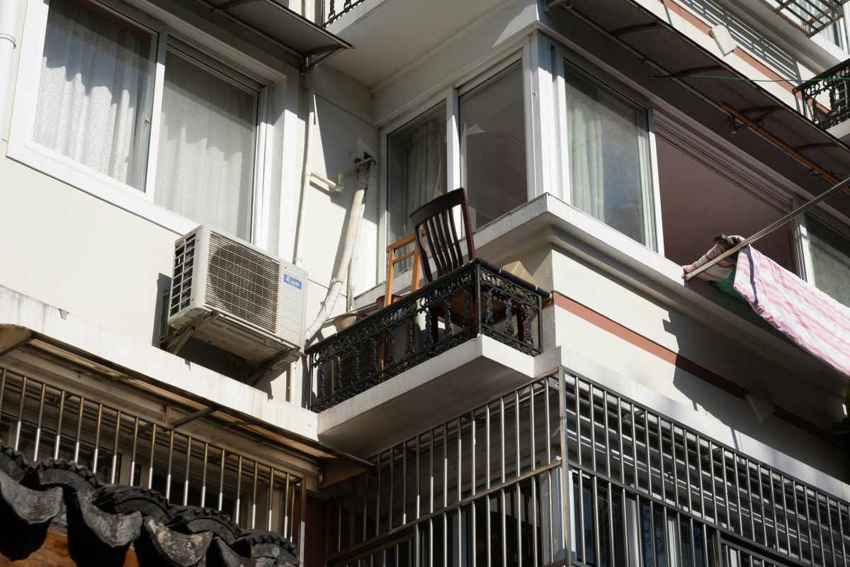 Apartman cephesinde balkon yanına konsol üzerine monte edilmiş klima dış ünitesi