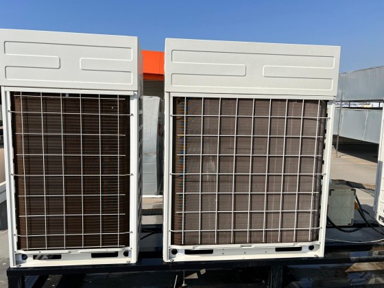 Çatıda yan yana iki VRF dış ünitesi
