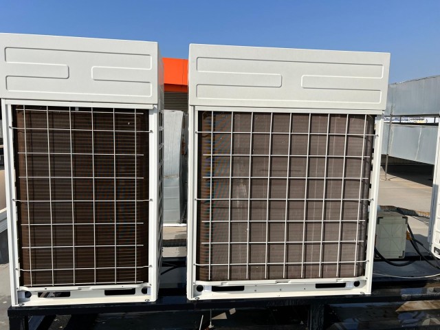 Çatıda yan yana iki VRF dış ünitesi