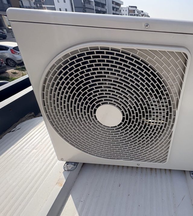 Çatı hizasındaki dış ünitenin fan ızgarası ve gövdesi