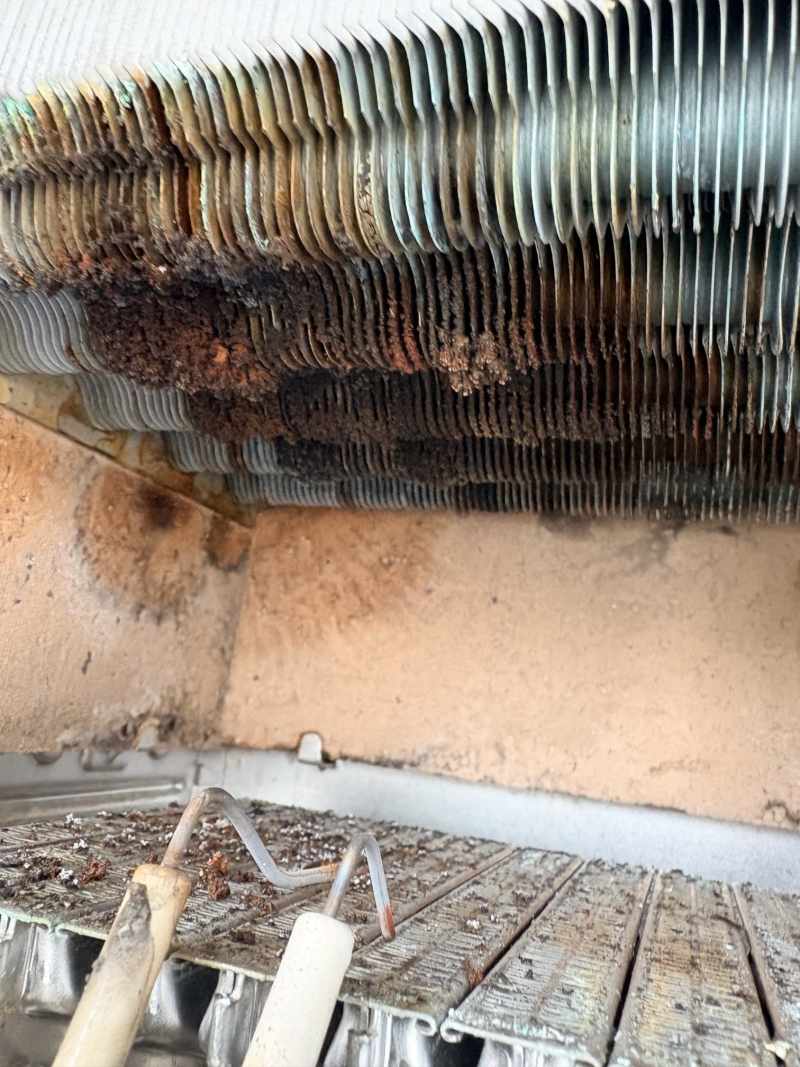 Dış ünite eşanjör kanatçıklarında ileri korozyon ve tortu birikmesi
