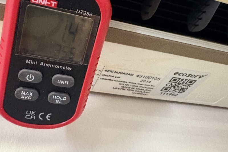 [KARANTINA: Karede üçüncü taraf servis firmasının etiketi okunuyor] Anemometre cihaz etiketinin yanında; ölçüm değeri kapasiteyle karşılaştırılıyor