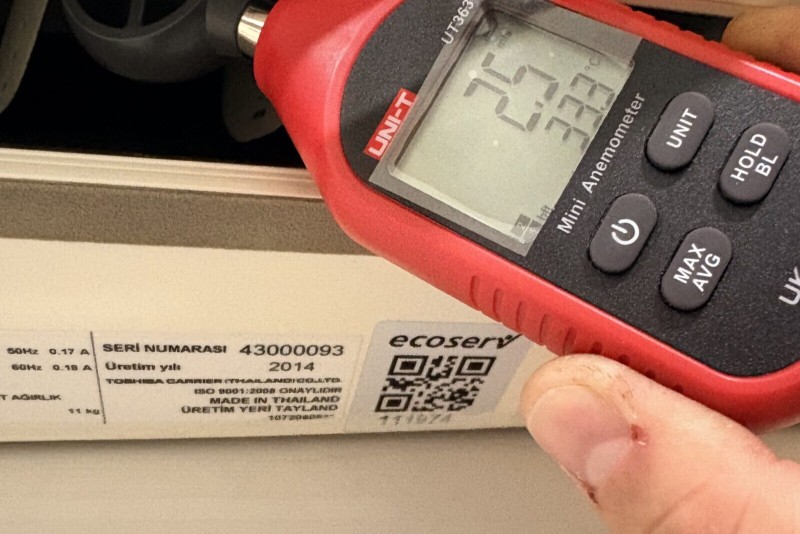 [KARANTINA: Karede üçüncü taraf servis firmasının etiketi okunuyor] Anemometre ile üfleme ağzında hava hızı ölçülüyor