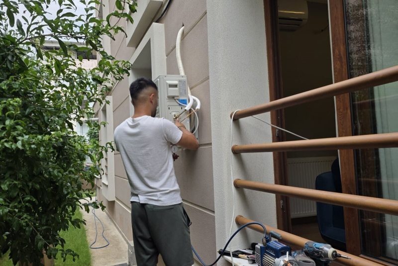Balkonda duvar delinip boru hattı geçiriliyor