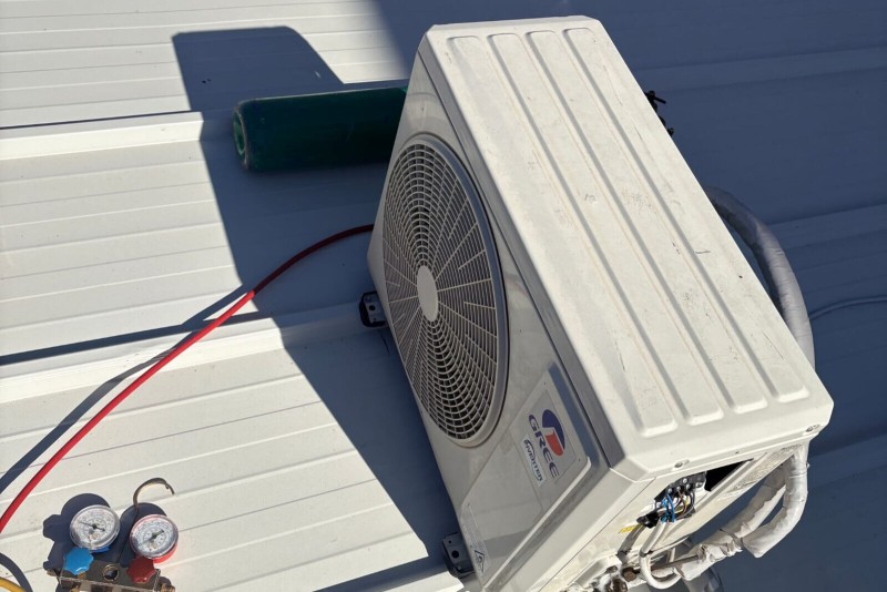 Çatıdaki dış ünitede manifold bağlı, gaz basıncı ölçülüyor