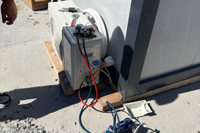 Çatıda vakum pompası ve manifold takımı kurulu, devreye alma sürüyor