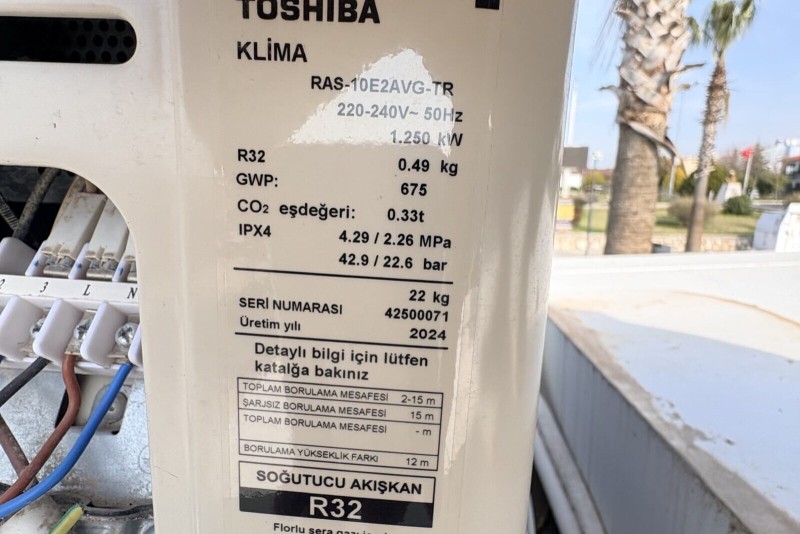 Cihaz etiketinde R32 gaz cinsi, şarj miktarı ve GWP değeri okunuyor