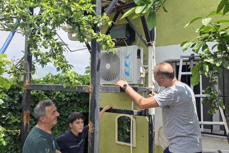 İki kişilik ekiple dış ünite konsola yerleştiriliyor
