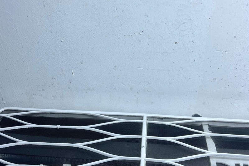 İç ünitenin beyaz üfleme ızgarası ve panjur kanatları yakın plan