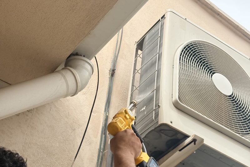 Dış ünite kanatları basınçlı tabancayla yıkanıyor