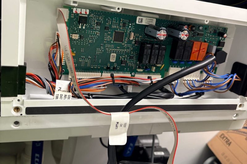 İç ünitenin elektronik kartı açığa çıkarılmış, bağlantılar kontrol ediliyor