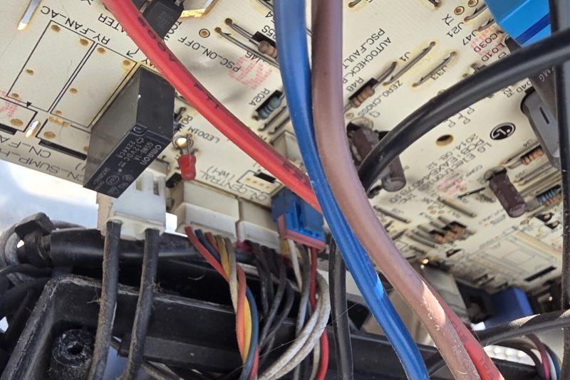 İnverter kart ve bakır hatlar bir arada; dış ünite paneli açık