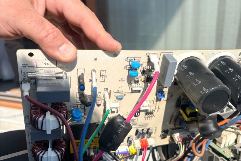 Kontrol kartındaki konnektörler tek tek elle kontrol ediliyor