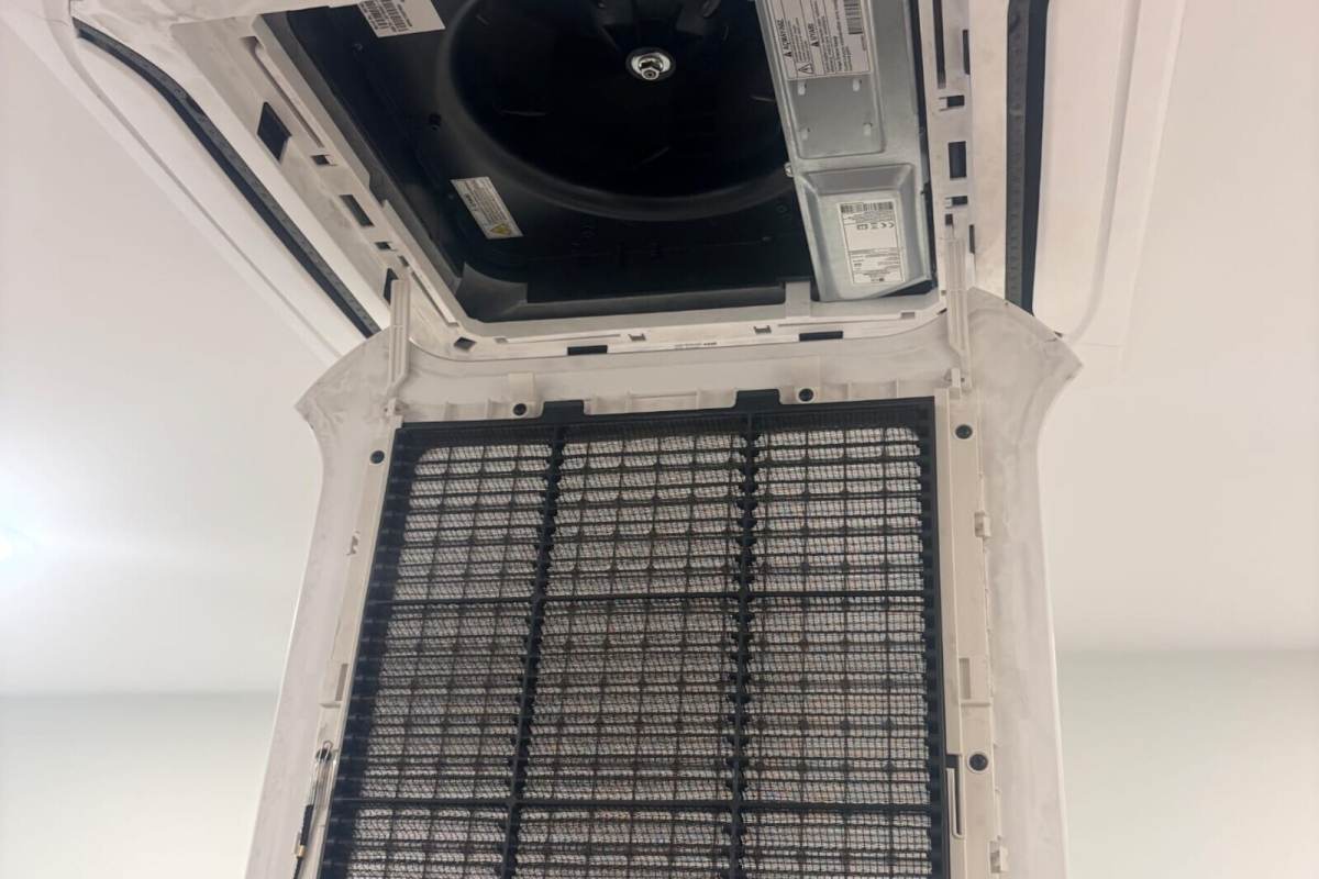 Kaset ünite alttan görünüm; panel açık, filtre çıkarılmış