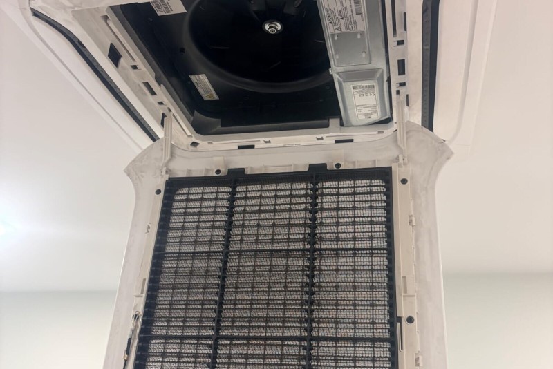 Kaset ünite alttan görünüm; panel açık, filtre çıkarılmış
