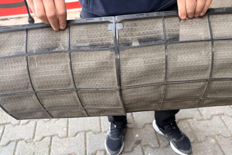 Sokulen kirli ic unite filtreleri elde tutuluyor, yikama oncesi