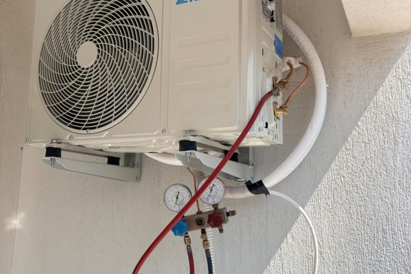 Manifold bağlı yeni dış ünite; gaz açılmadan önce son kontrol