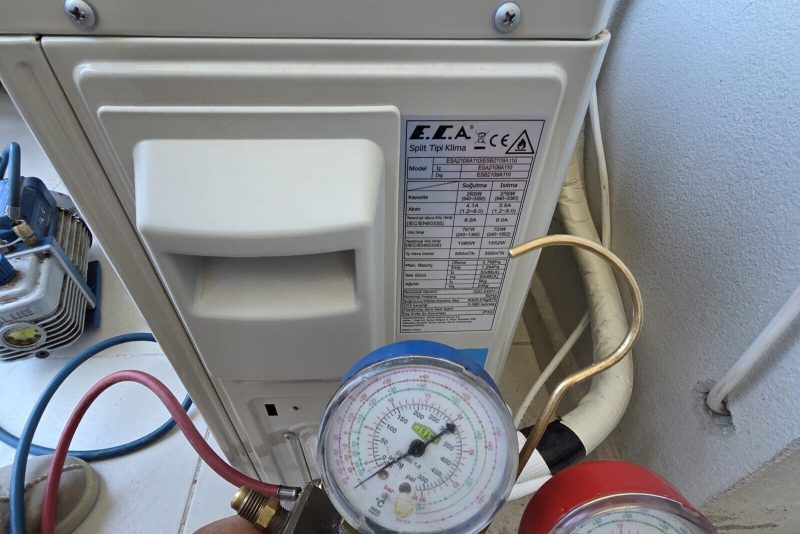 Manifold elde tutuluyor; gösterge iğneleri net okunacak açıda
