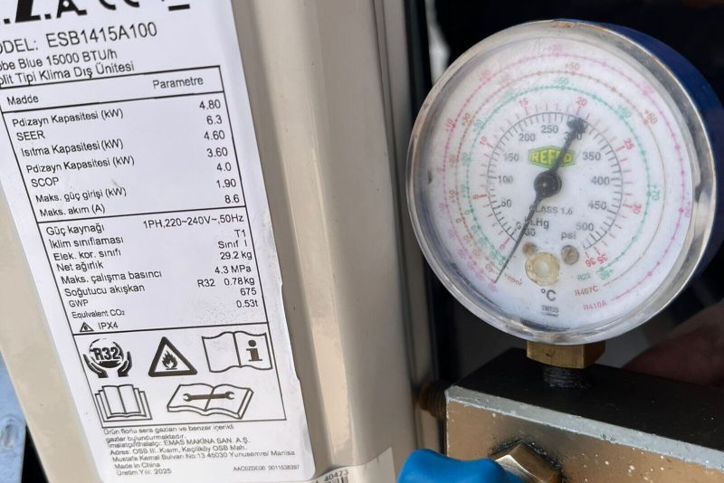 Manifold gösterge ve cihaz etiketi bir arada; şarj miktarı etiketten okunuyor