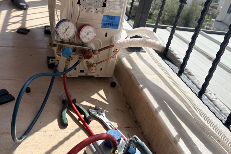 Manifold takımı ve vakum pompası balkonda kurulmuş, işlem öncesi hazırlık