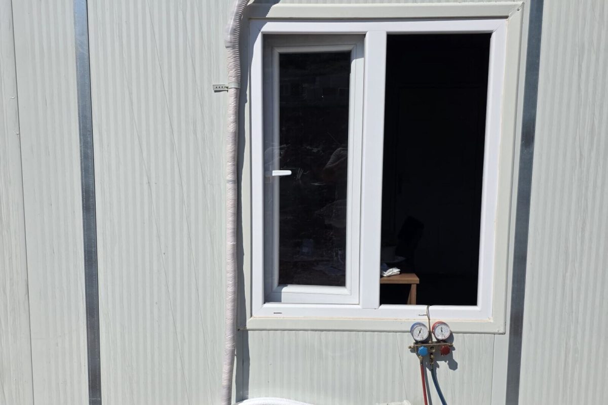 Prefabrik cephede yeni dış ünite montajı, drenaj hattı çekilmiş