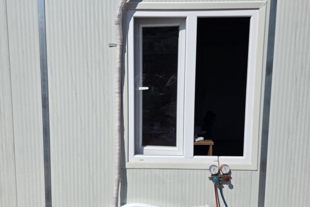 Prefabrik cephede yeni dış ünite montajı, drenaj hattı çekilmiş