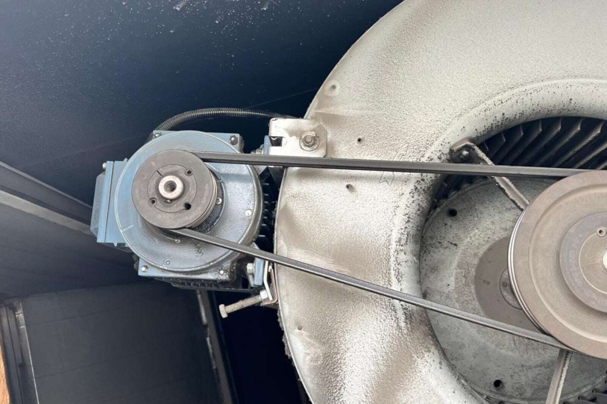 Klima santralinde fan çarkı, kayış kasnak grubu ve motor
