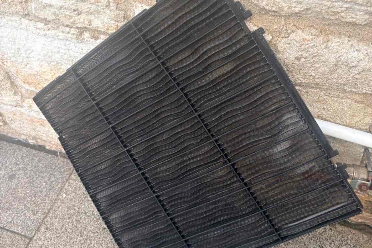 Sökülmüş kirli filtre taş duvara yaslanmış, yıkama öncesi