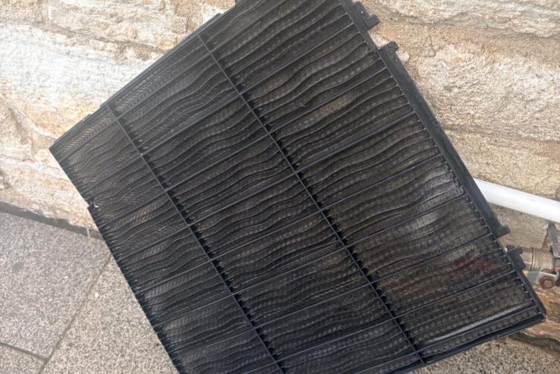 Sökülmüş kirli filtre taş duvara yaslanmış, yıkama öncesi