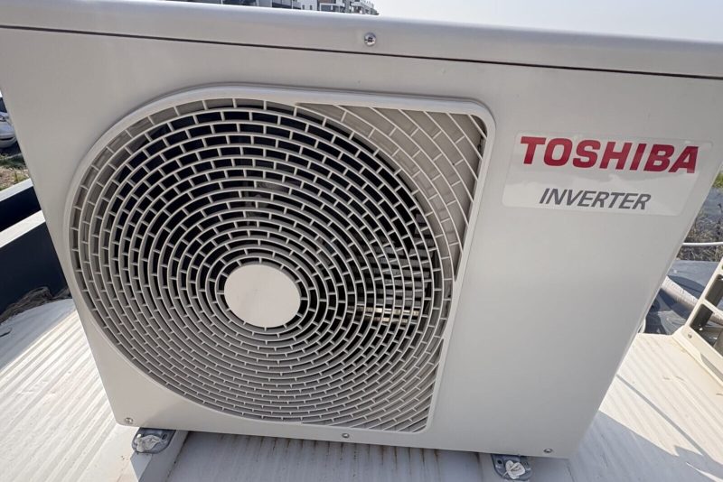 Bakımı yapılmış inverter dış ünite, kanatçıklar açık