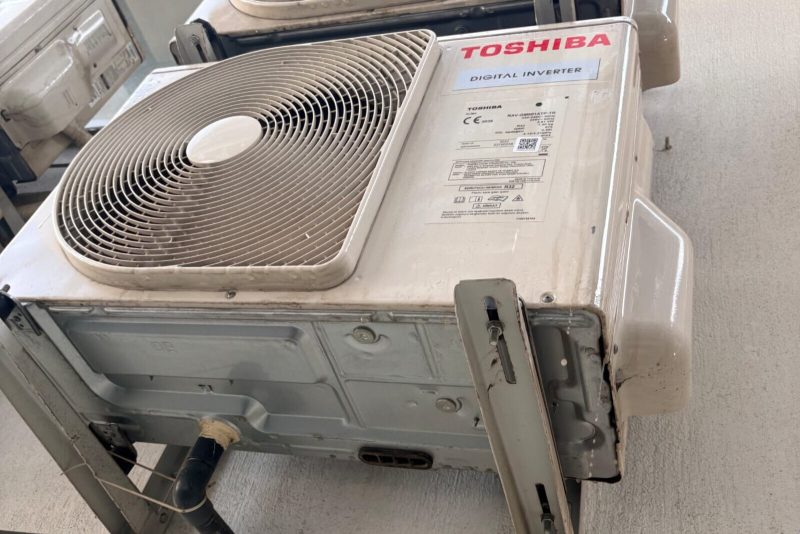 Toshiba dış ünitenin üst yüzeyi ve etiketi yakın plan