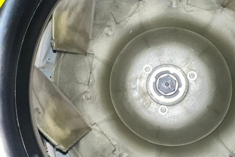 İç ünitenin turbo fanı gövde içinde; kanat aralarında kir birikintisi