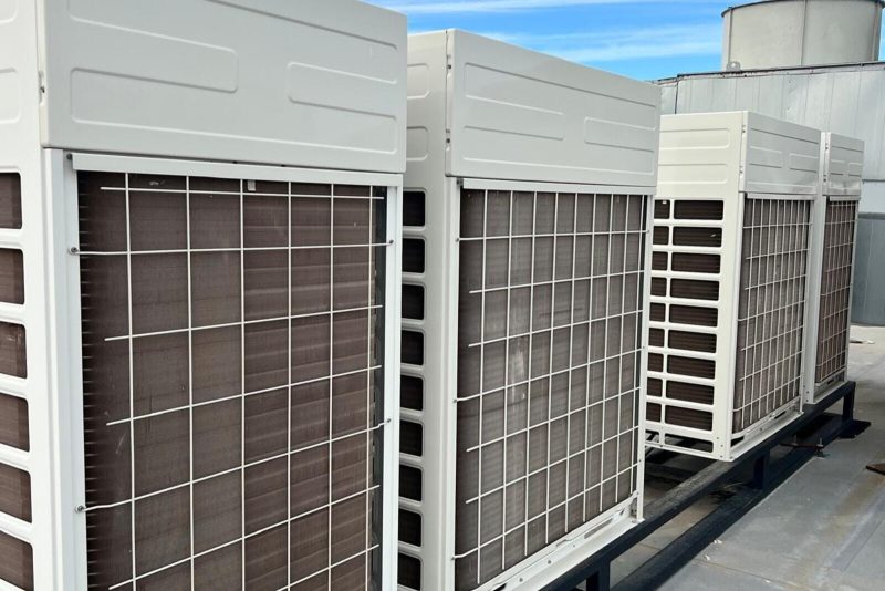Sıralanmış VRF dış üniteleri, servis geçişi açık bırakılmış
