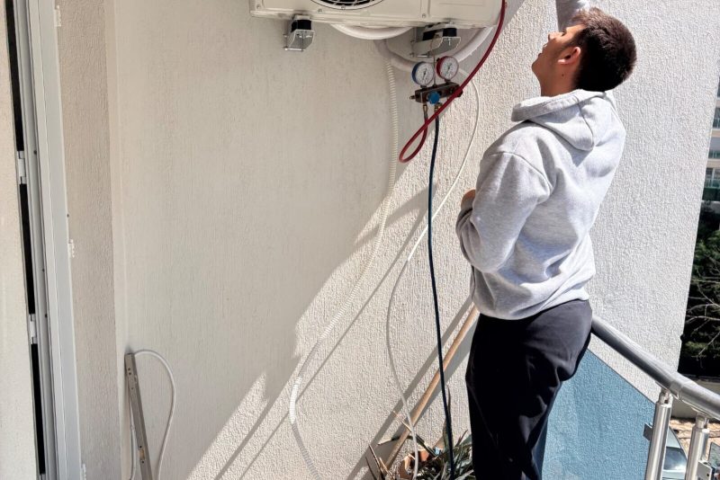 Yüksek duvarda dış ünite montajı; hat ve elektrik birlikte çekiliyor