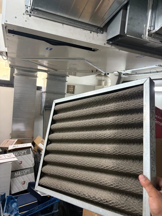 Klima santralinden çıkarılmış tozla dolmuş kaset filtre