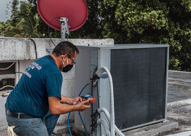 Klima dış ünitesinde manifold ile gaz basıncı ölçümü