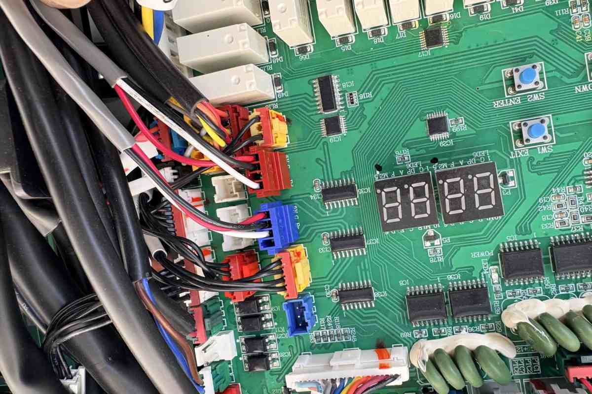 Klima kontrol kartı üzerinde renkli konnektörler, röleler ve yedi segmentli hata göstergesi
