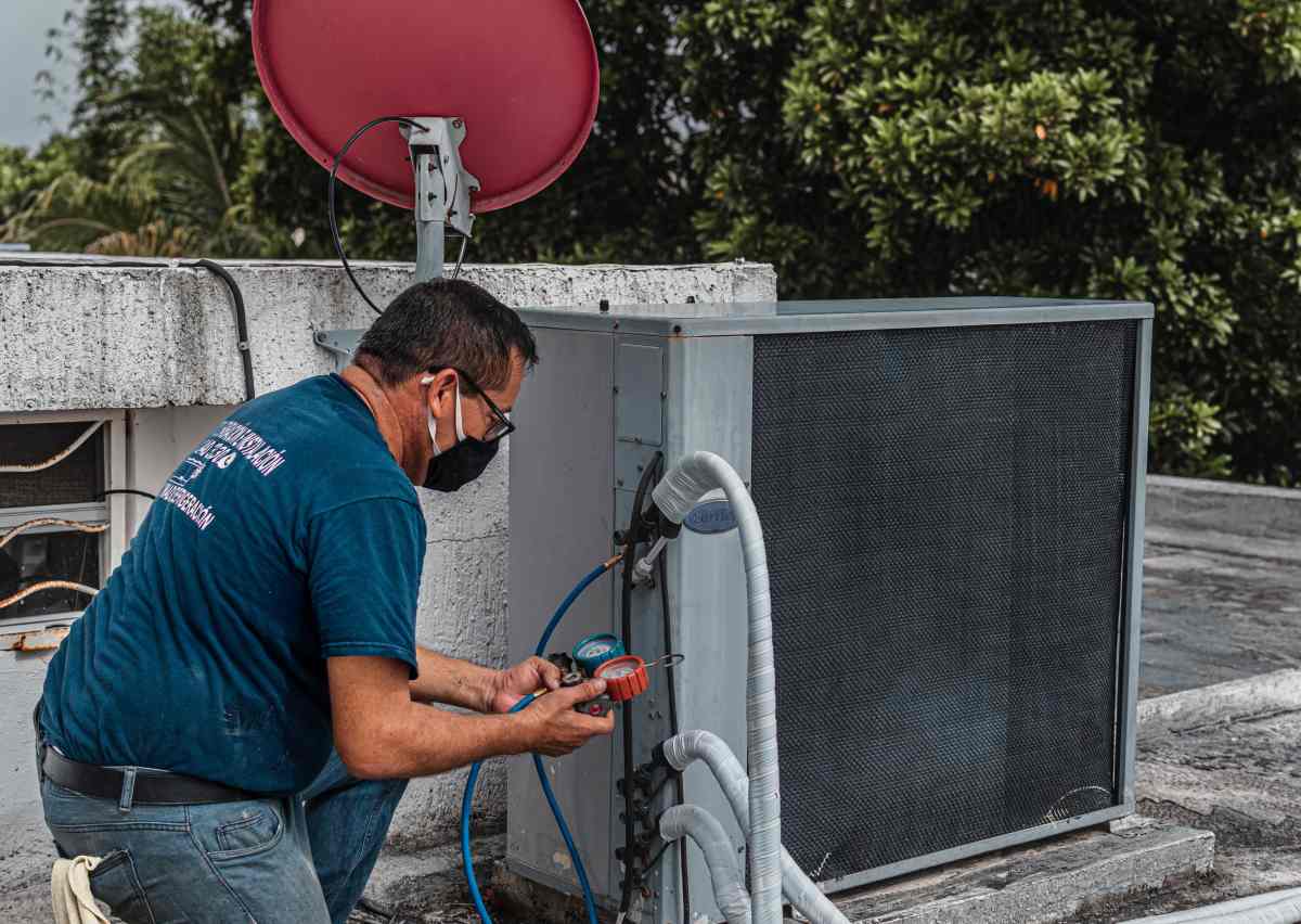 Teknisyen manifold manometre bağlayarak dış ünitede gaz basıncını ölçüyor