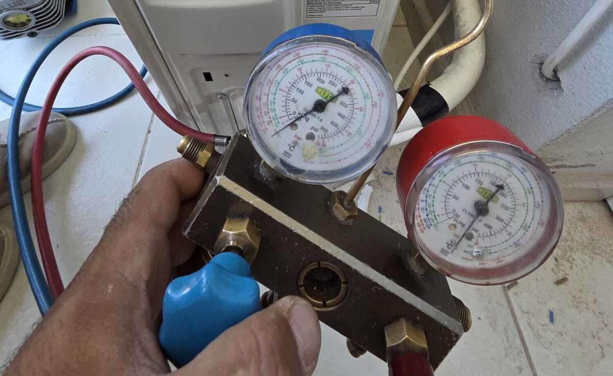 Manifold elde tutuluyor; alçak ve yüksek basınç saatleri yakın planda