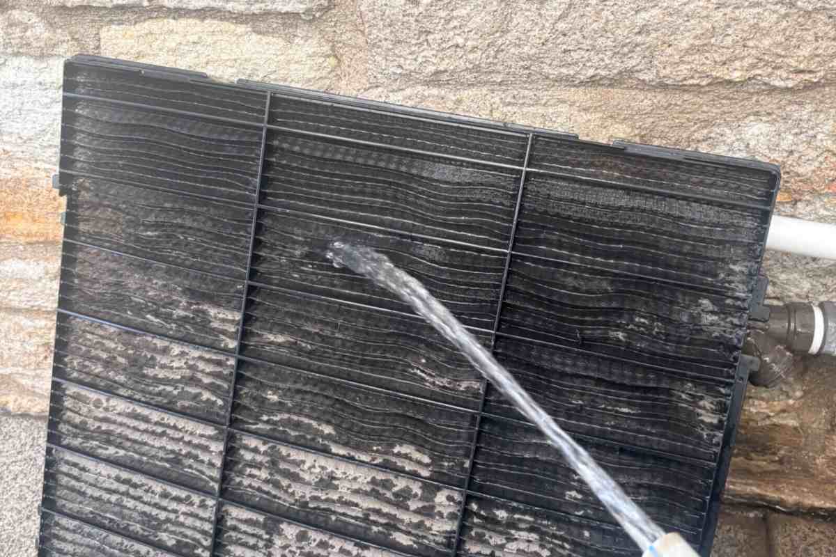Sökülen filtre duvar kenarında hortumla yıkanıyor